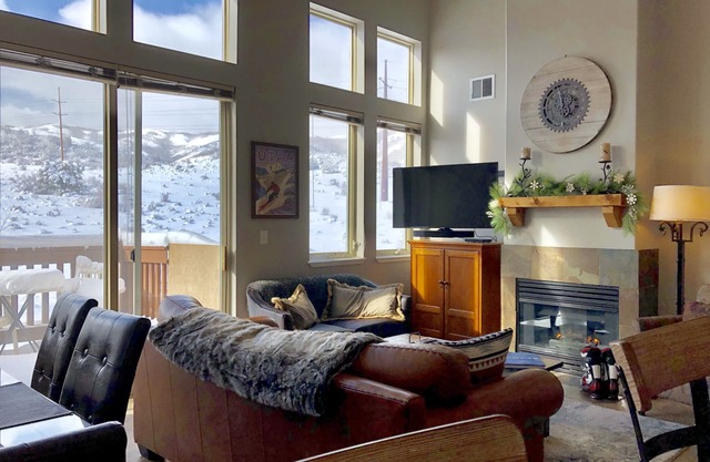 PARK CITY. Sunny 2 BR+loft. Mtn views. Near Canyons, Kimball, Woodward, Outlets