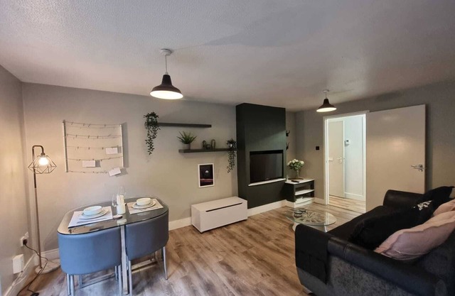 Park View Garden Apt | Private Parking | Near ESH