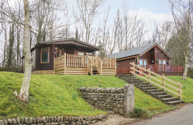 PARK VIEW LODGE, ARNSIDE 7, pet friendly, with pool in Carnforth