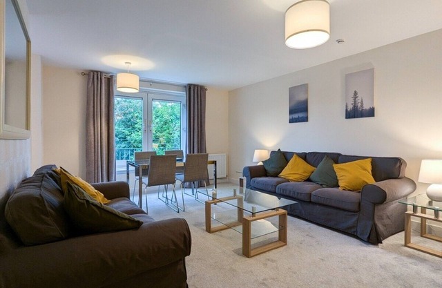 Parkgate 2 bed, private parking, Rosyth M90