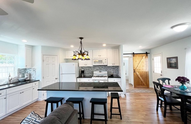 Parkside Cottage w/Patio/BBQ - 20 min to beach