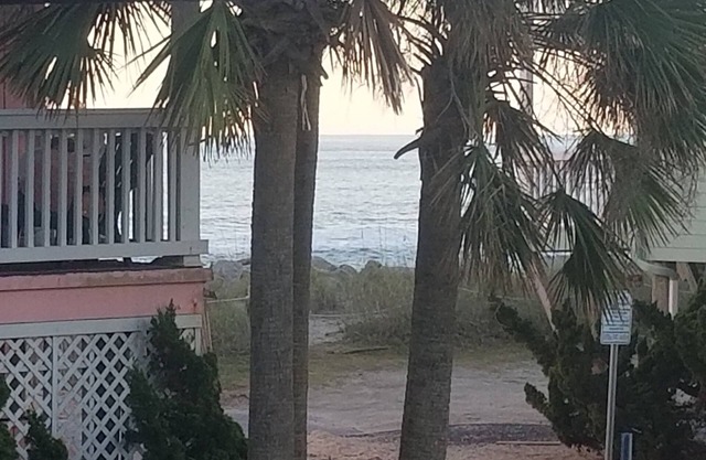 Partial ocean view. 6 min walk to beach. 1.5 baths: great beds, linens inc.