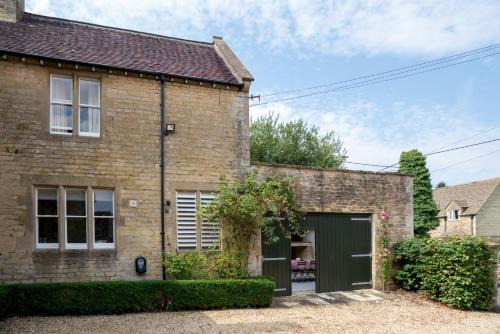 Pass the Keys 4 Bed Victorian Home Courtyard Parking