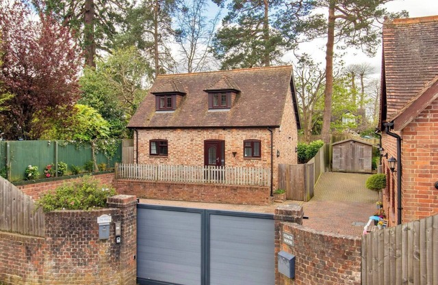 Pass the Keys | Cute cottage in Pembury with parking