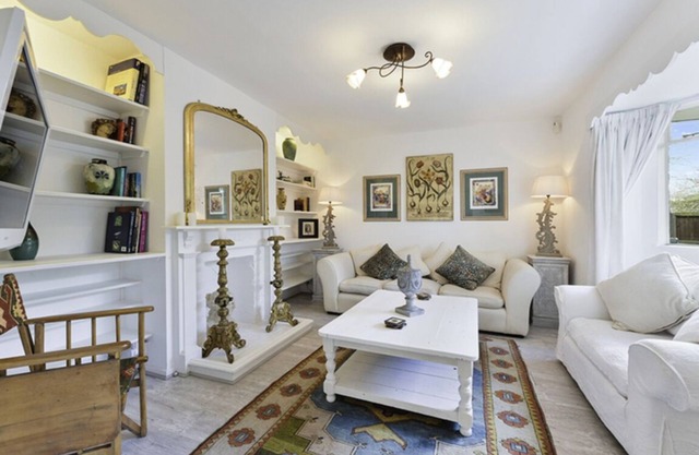 Pass the Keys | Designer Cottage | w/Parking | Beautiful Esher