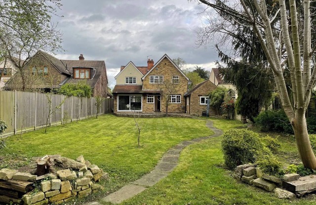 Pass the Keys | Idyllic Home in Picturesque Village of Wraysbury