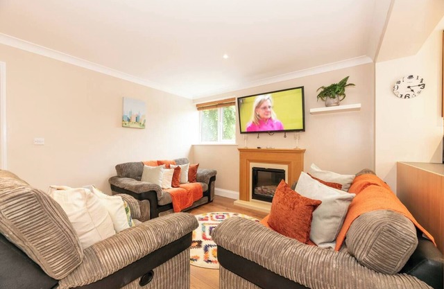 Pass the Keys | Spacious 3-bedroom Greater London + Free Parking