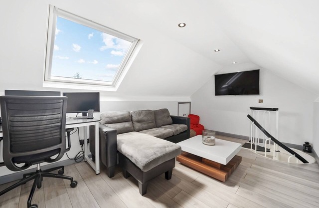 Pass the Keys | Spacious Garden Family House - Marks Gate