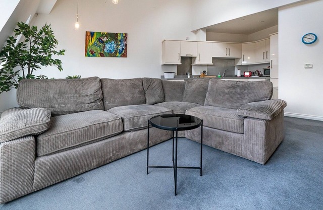 Pass the Keys | Stunning 2BR Penthouse Loft in Cathedral Quarter