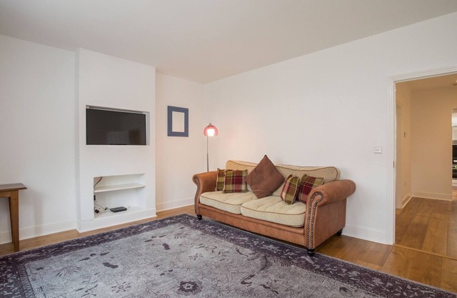 Pass the Keys | Trendy Flat in Sunninghill's Village Atmosphere