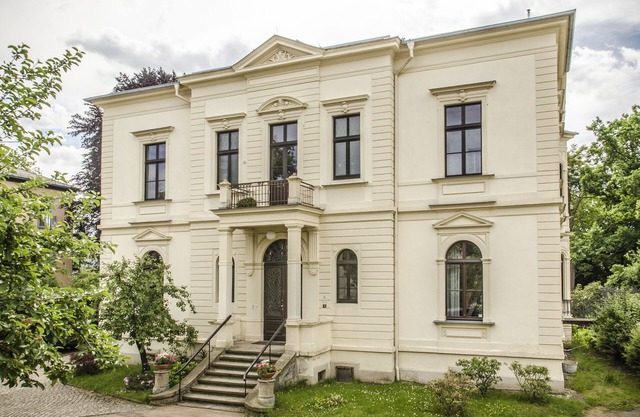 Past Elbvilla - on foot or by bike in the New Town and the city center.