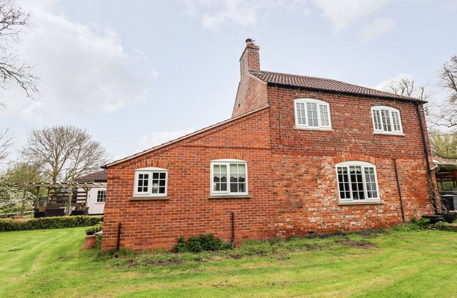 PAT'S COTTAGE, pet friendly, with open fire in Market Rasen