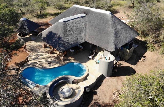Pata Pata House is a luxurious modern Bush House