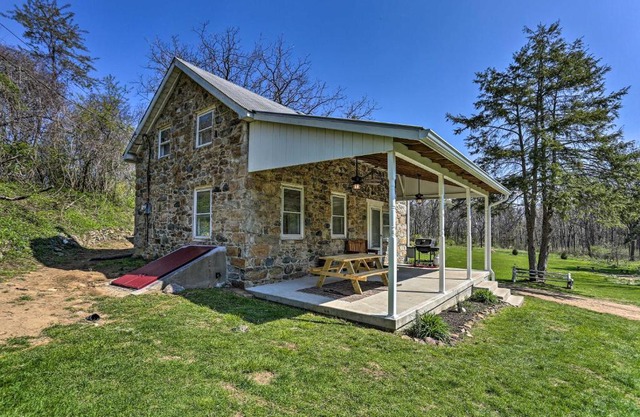 Patio and Fire Pit Idyllic Cottage in Hellertown!