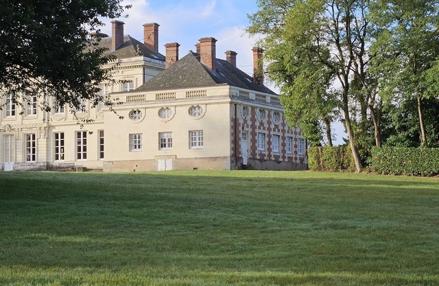 Pavilion in the west wing of Château de Craon - 7 bedrooms - swimming pool and tennis court