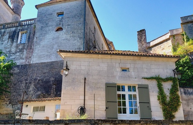 Pavillon, Château des Sénéchaux, an amazing refuge on the banks of the river.