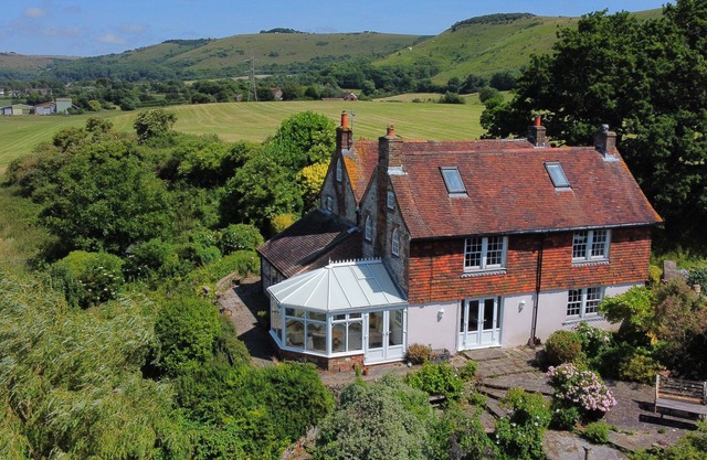 PAYTHORNE FARMHOUSE, pet friendly, with open fire in Upper Beeding