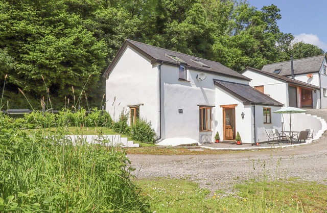PEACE COTTAGE, pet friendly, with a garden in South Molton