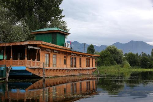 Peace Of Mind Group of Houseboats