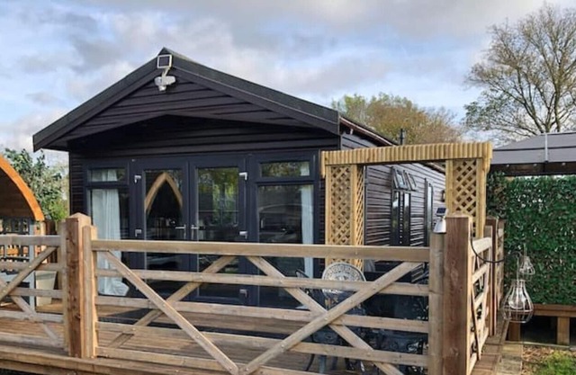 Peaceful 2-Bedroom Holiday Lodge With Hot Tub