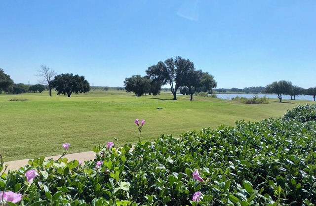 Peaceful 2-bedroom house with golf course view!