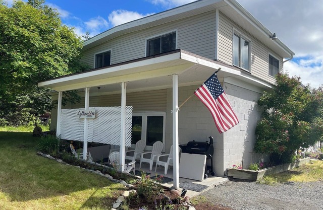 Peaceful Acres Roomy Triplex - Lighthouse Inn