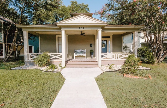 Peaceful and centrally located 2-bedroom house with AC and WiFi in Hillsboro