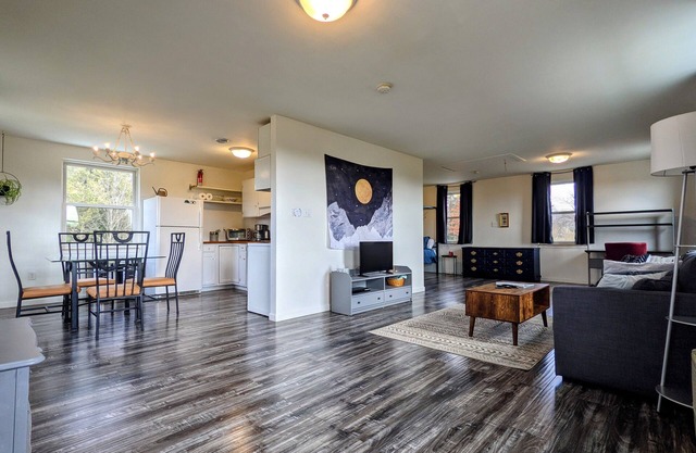 Peaceful and Modern Apartment on a 14 Acre Farm