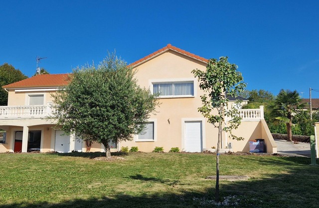 Peaceful apartment on a green estate 4KM from the center of vichy