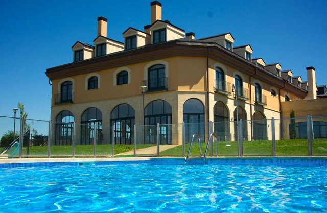 Peaceful Ávila Stay – Sophisticated Country Charm with On-Site Dining