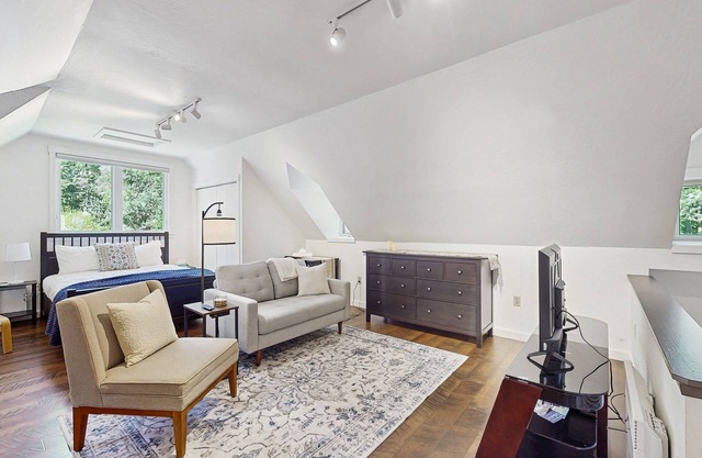 Peaceful Bainbridge Island Studio on Horse Farm with Trail Access