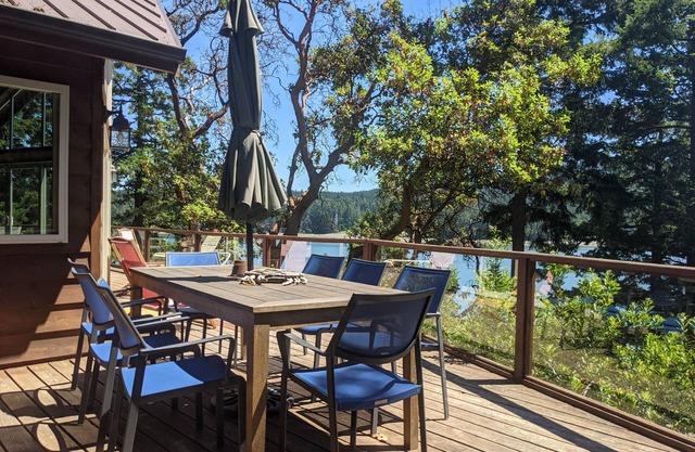 Peaceful Bayside Home the Woods - Sleeps 6 people, 8 max.
