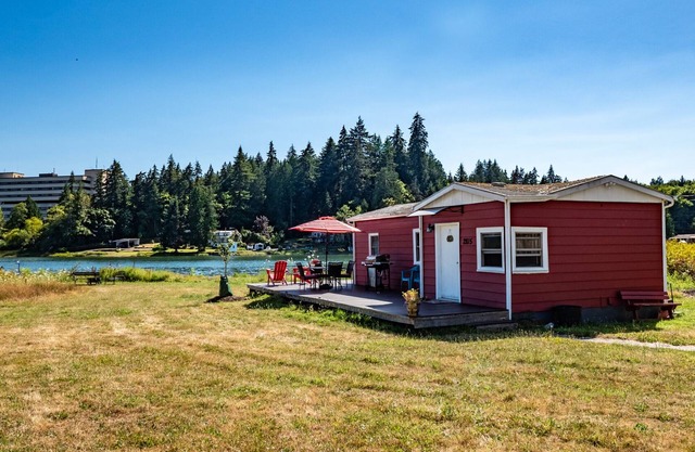 Peaceful Beachfront Cottage - Large Deck & Fire Pit - Gorgeous Views & Wildlife