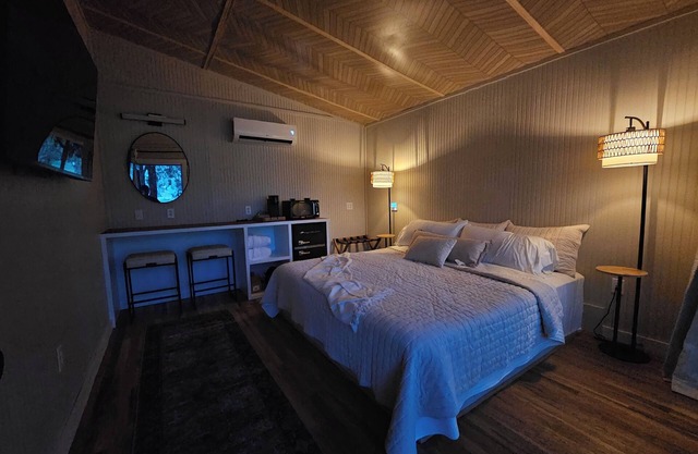 Peaceful Cabin for 2 - 10 Min. from Downtown Decatur - 4 Cabins Total Available