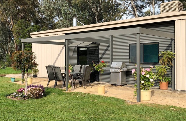 Peaceful, comfortable and convenient river retreat
