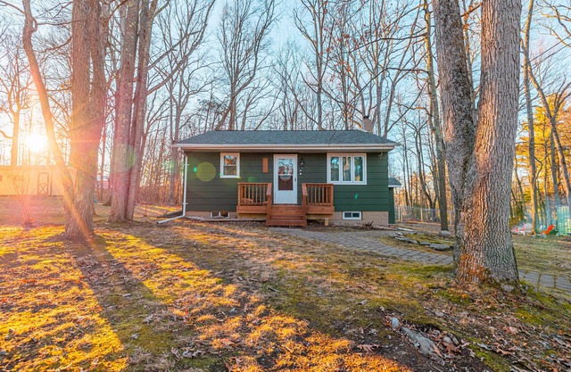 Peaceful Cottage by Lake Wallenpaupack, Dog Friendly!