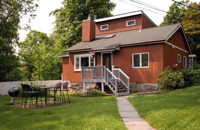 Peaceful Cottage with Grill | Walk to Lake