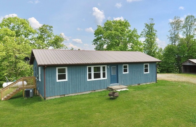 Peaceful Country Living Convenient to Gorge. HotTub/FirePit/GasGrill/Fireplace.