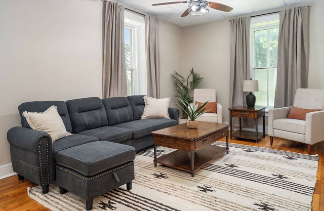 Peaceful Countryside Retreat on the Edge of Lawrence - Minutes to Mass Street!