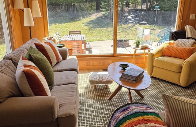 Peaceful, Cozy, Clean, Fun Mid-Century Stay! Backyard Oasis Waterfall, Fireplace