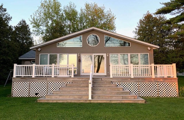 Peaceful Cozy Year-round family home on Lake Champlain! 30 minutes to Burlington