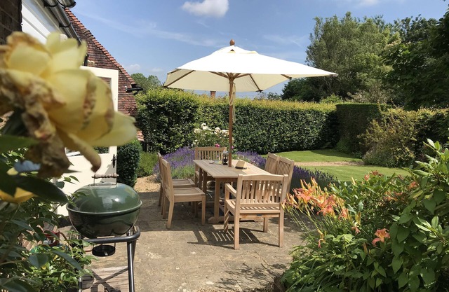 Peaceful edge-of-village C18th converted cottage in gardens of Manor House