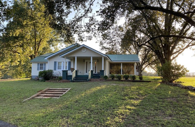 Peaceful Farmhouse Living!