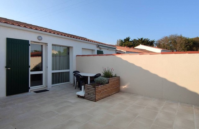 Peaceful Apartment in St. Georges d’Oléron with Pool, Close to Market and Shops
