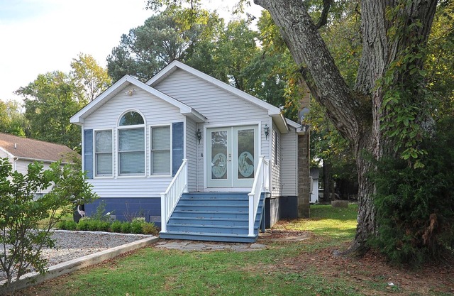 Peaceful getaway convenient to local amenities including beach, boating & food