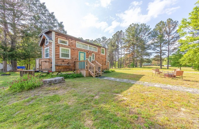 Peaceful Getaway In Charming Tiny House
