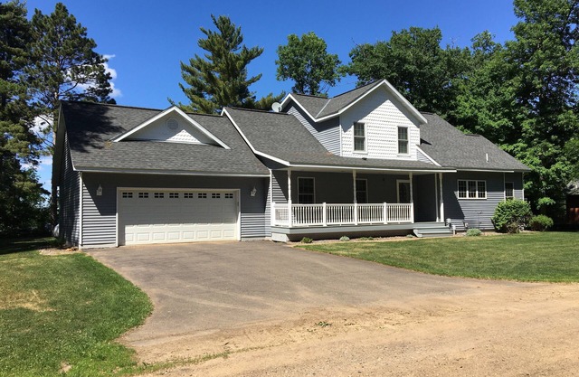 Peaceful Getaway on Big Pine Lake-2 BR, 3 bath + loft with 3 twin beds & 1 king.