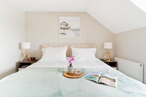 Peaceful harbour view with private parking