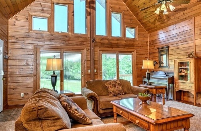 Peaceful Hills Retreat Lodge with a Great View, a Pond, a Fireplace, Sleeps 10.