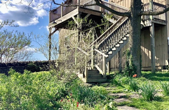 Peaceful, historic 3-bedroom barn loft on a horse and flower farm in Paris.